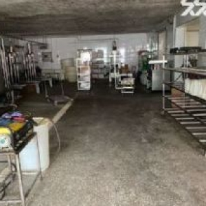 于洪区红旗台高速路口附近厂房1200平，动力电80千瓦，高度
