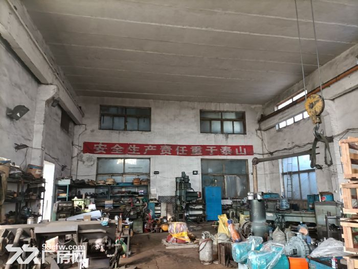 于洪迎宾路厂房1000平，一层厂房400平吊车5吨，举架8米，二三层办公600平