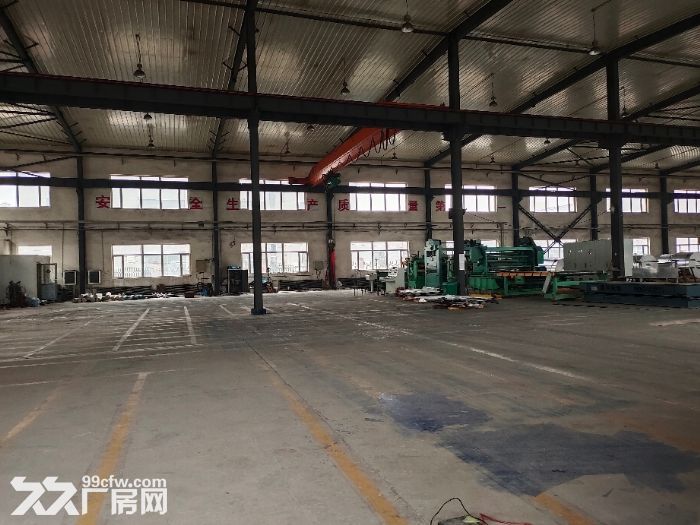 于洪五金工业园2600平，厂房举架12米吊车10/5吨，电200千瓦，办公三层