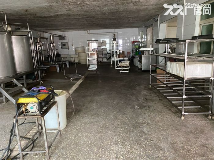 于洪区红旗台高速路口附近厂房1200平，动力电80千瓦，高度4米，有办公租金10