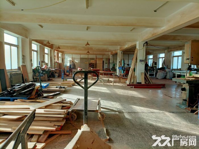 于洪沙岭工业园附近厂房2000平厂房分三层，办公在厂房内部，有住宿有食堂，有供暖-图3